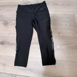 Nike Women’s Black with camo side legging capri
